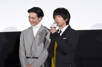左から竜星涼、中村倫也。