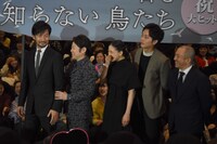 フォトセッションの途中で、うっかり降壇しそうになった竹野内豊（左端）。