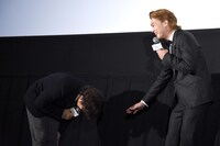 健太郎（右）に深々と頭を下げる三木孝浩（左）。