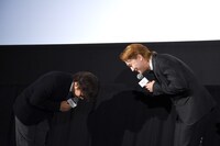 互いに頭を下げる健太郎（右）と三木孝浩（左）。