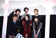 フォトセッションの様子。上段左から、中村倫也、竜星涼、健太郎。下段左から、三木孝浩監督、広瀬すず、森川葵。