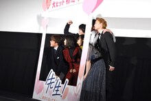 フォトセッションの様子。上段左から、中村倫也、竜星涼、健太郎。下段左から、三木孝浩監督、広瀬すず、森川葵。