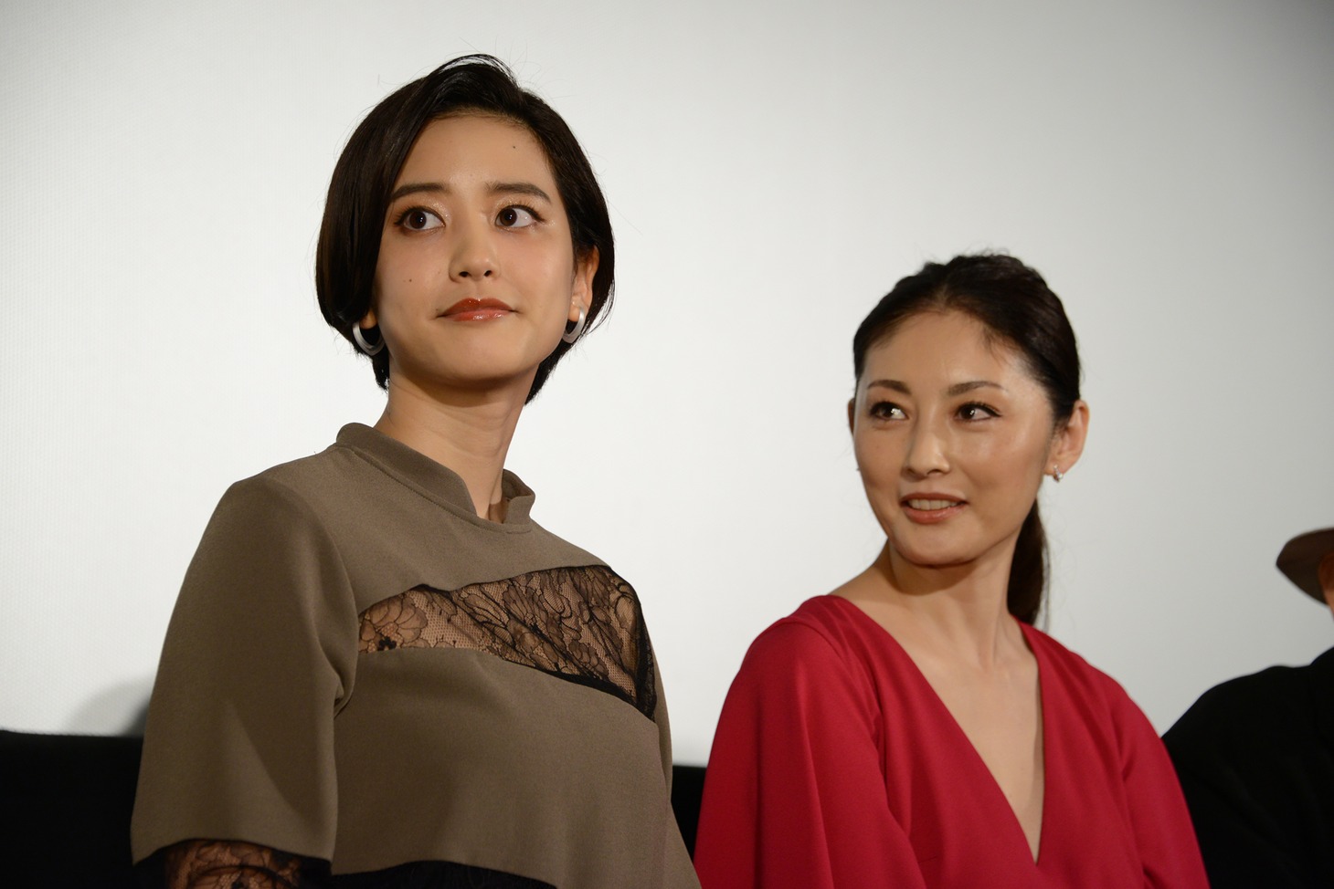 左から山崎紘菜、常盤貴子。