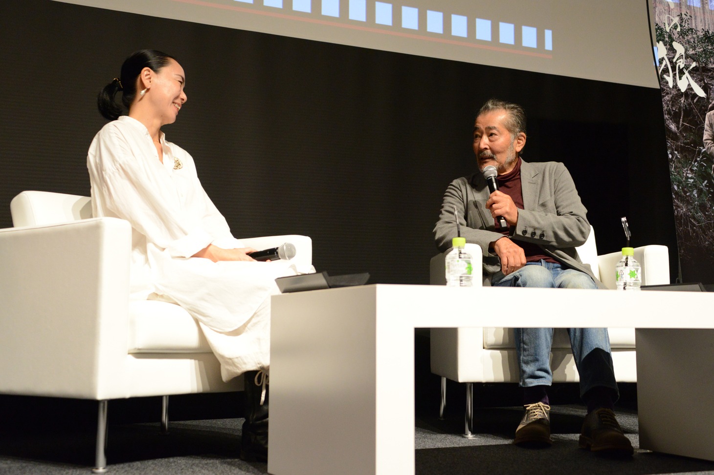 左から河瀬直美、藤竜也。
