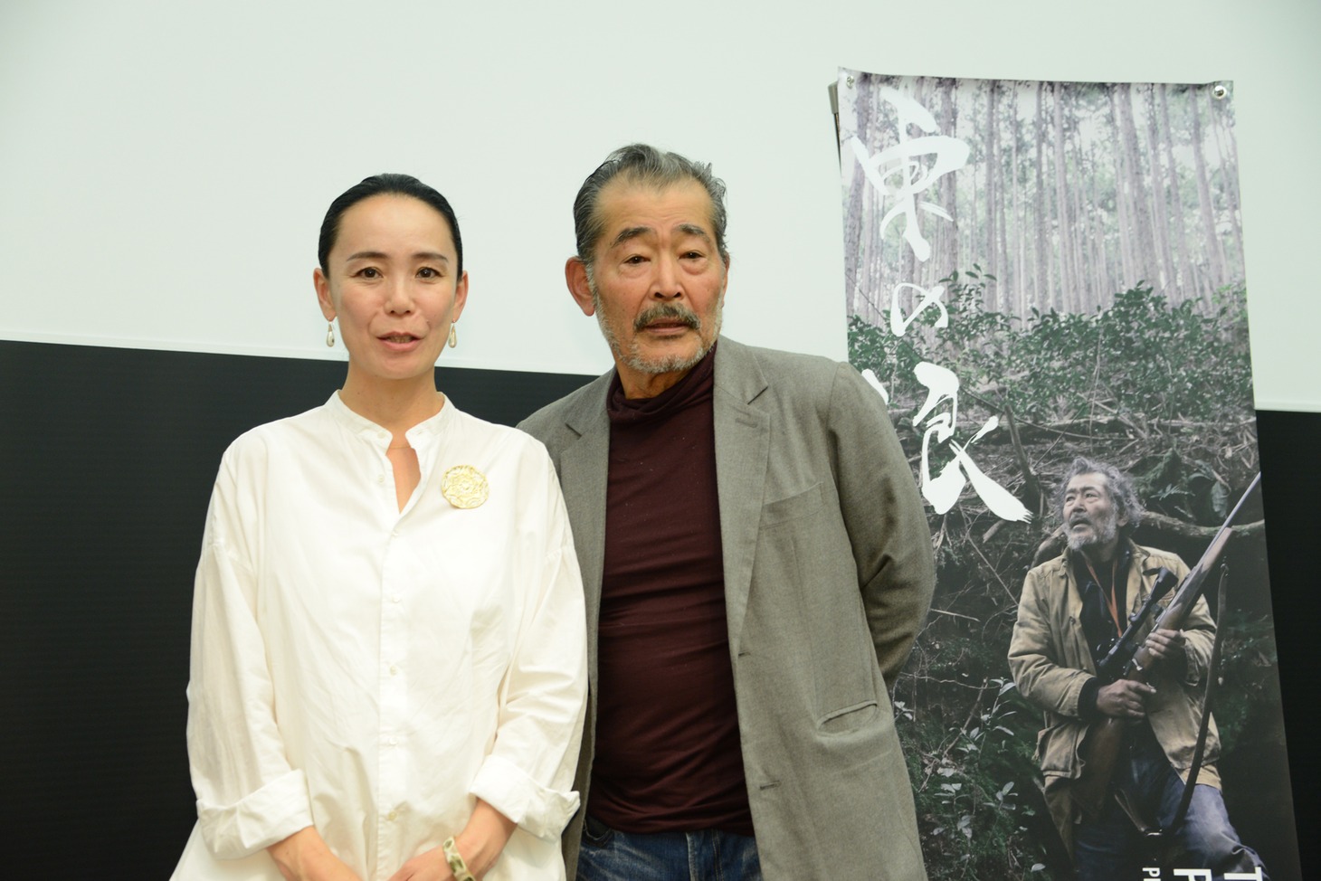 左から河瀬直美、藤竜也。