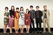 「リンキング・ラブ」初日舞台挨拶の様子。左から眞嶋優、長谷川眞優、樋井明日香、石橋杏奈、田野優花、白洲迅、中尾明慶、金子修介。