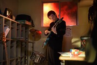 「ポンチョに夜明けの風はらませて」