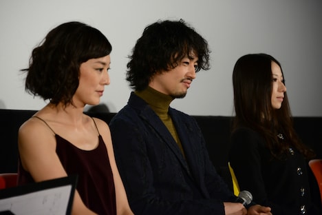 左から板谷由夏、斎藤工、秦俊子。