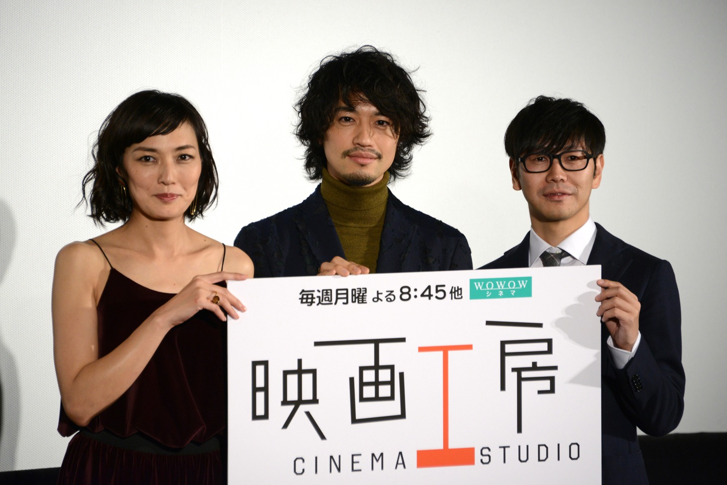 「WOWOW 映画工房 300回＆『君の名は。』初放送記念 新海誠オールナイト in 東京国際映画祭」の様子。左から板谷由夏、斎藤工、中井圭。