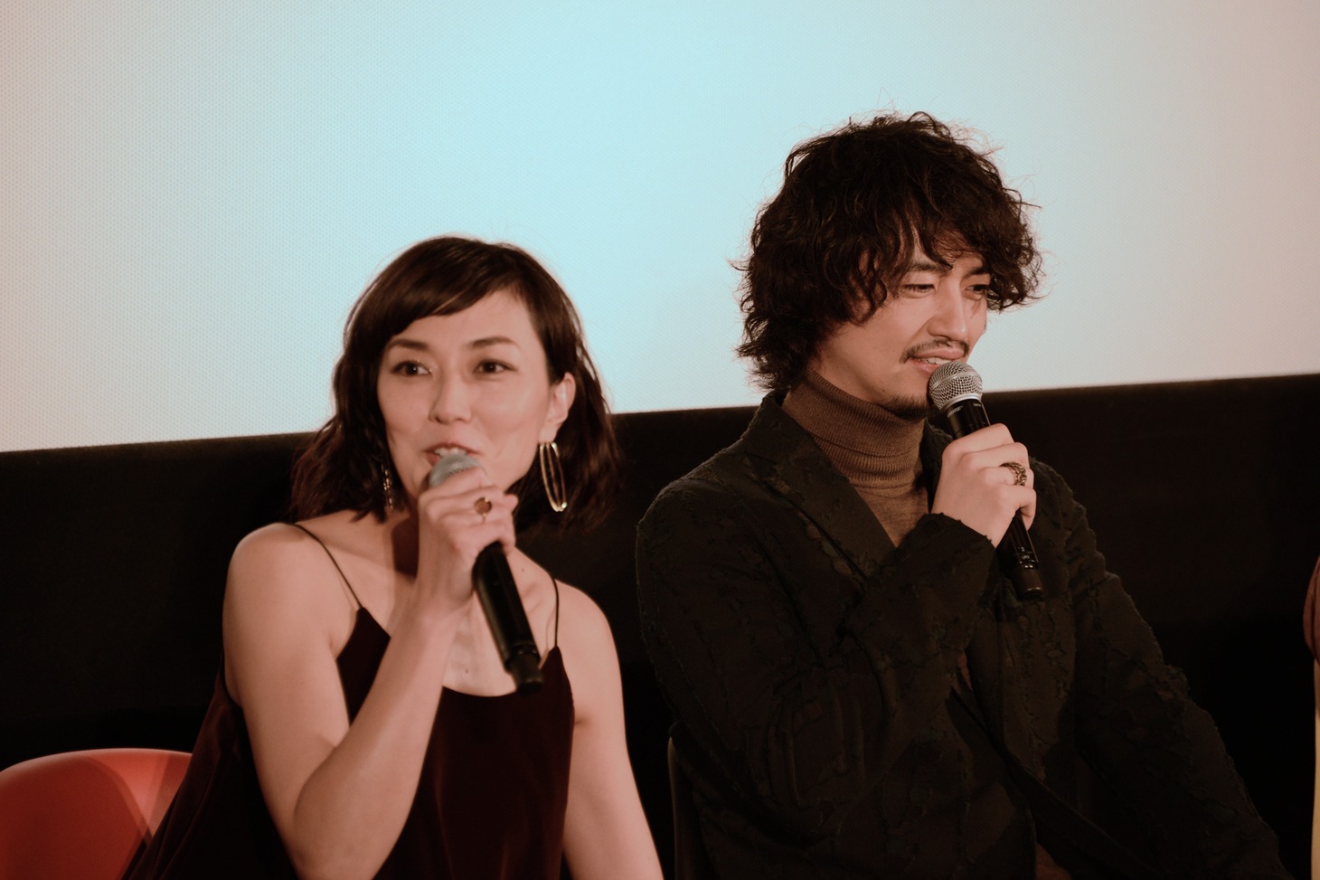 左から板谷由夏、斎藤工。