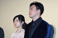 左から深川麻衣、山下健二郎。