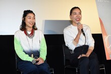 左から安藤サクラ、安藤桃子。