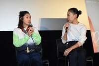 左から安藤サクラ、安藤桃子。