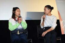 左から安藤サクラ、安藤桃子。