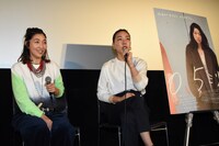 左から安藤サクラ、安藤桃子。