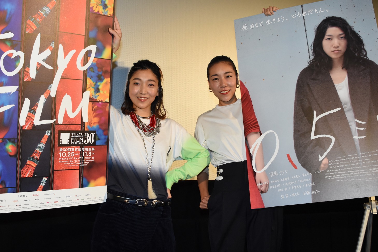 左から安藤サクラ、安藤桃子。