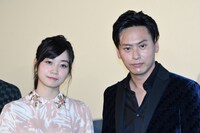 左から深川麻衣、山下健二郎。