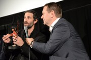 クボのパペットを動かしながら説明するブラッド・シフ(左)。
