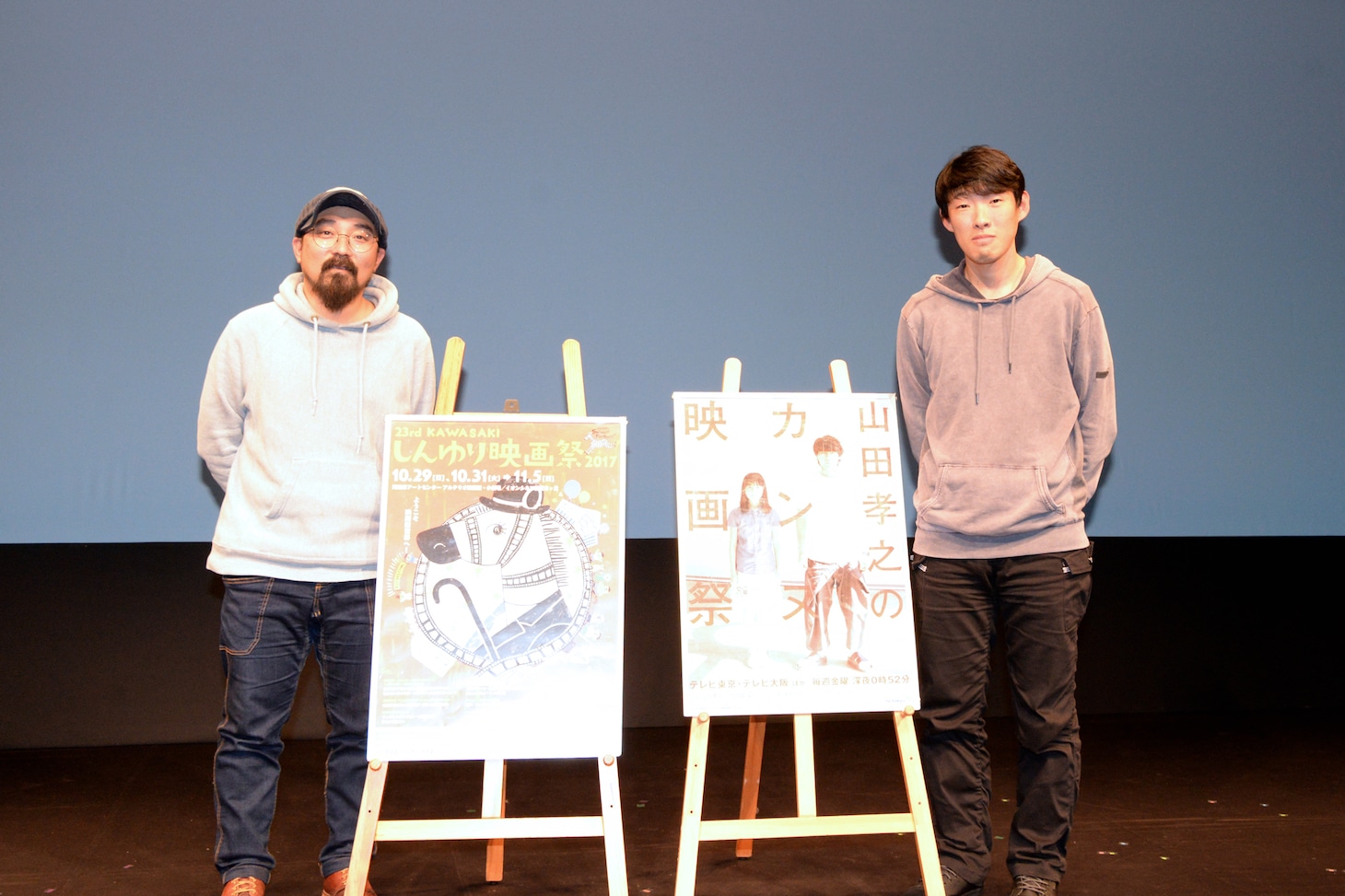 「山田孝之のカンヌ映画祭」一挙上映の舞台挨拶にて、左から山下敦弘、松江哲明。