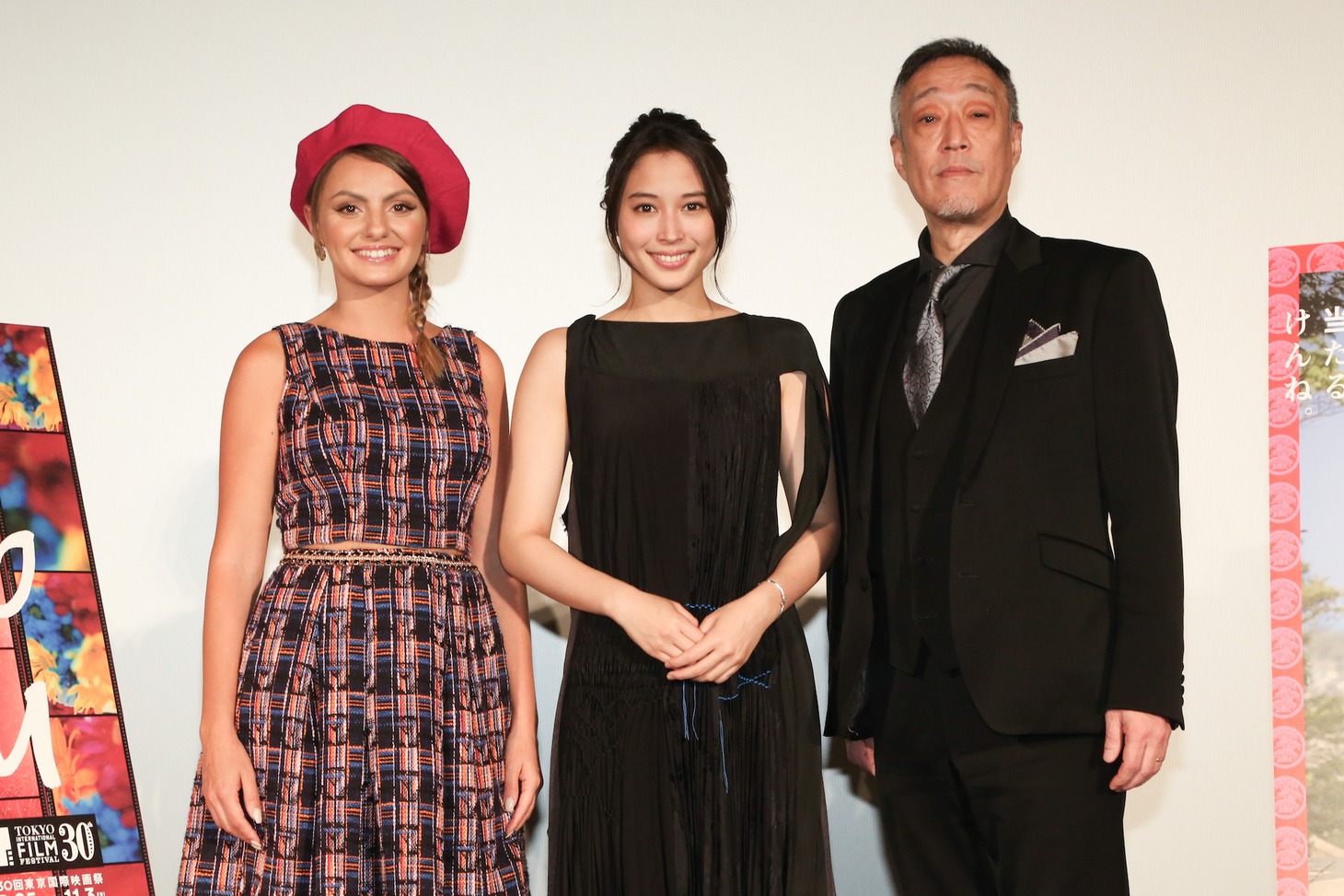 「巫女っちゃけん。」イベントの様子。左からアレクサンドラ・スタン、広瀬アリス、グ スーヨン。