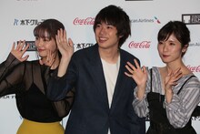 左から石橋杏奈、渡辺大知、松岡茉優。