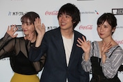 左から石橋杏奈、渡辺大知、松岡茉優。
