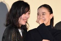 左から鈴木杏、蒼井優。