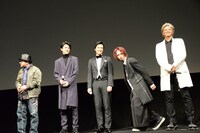 雨宮慶太（左）に「イケメンたち」と言われ、即座にポーズを決める池田純矢（中央右）。