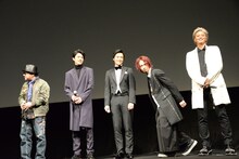 雨宮慶太（左）に「イケメンたち」と言われ、即座にポーズを決める池田純矢（中央右）。