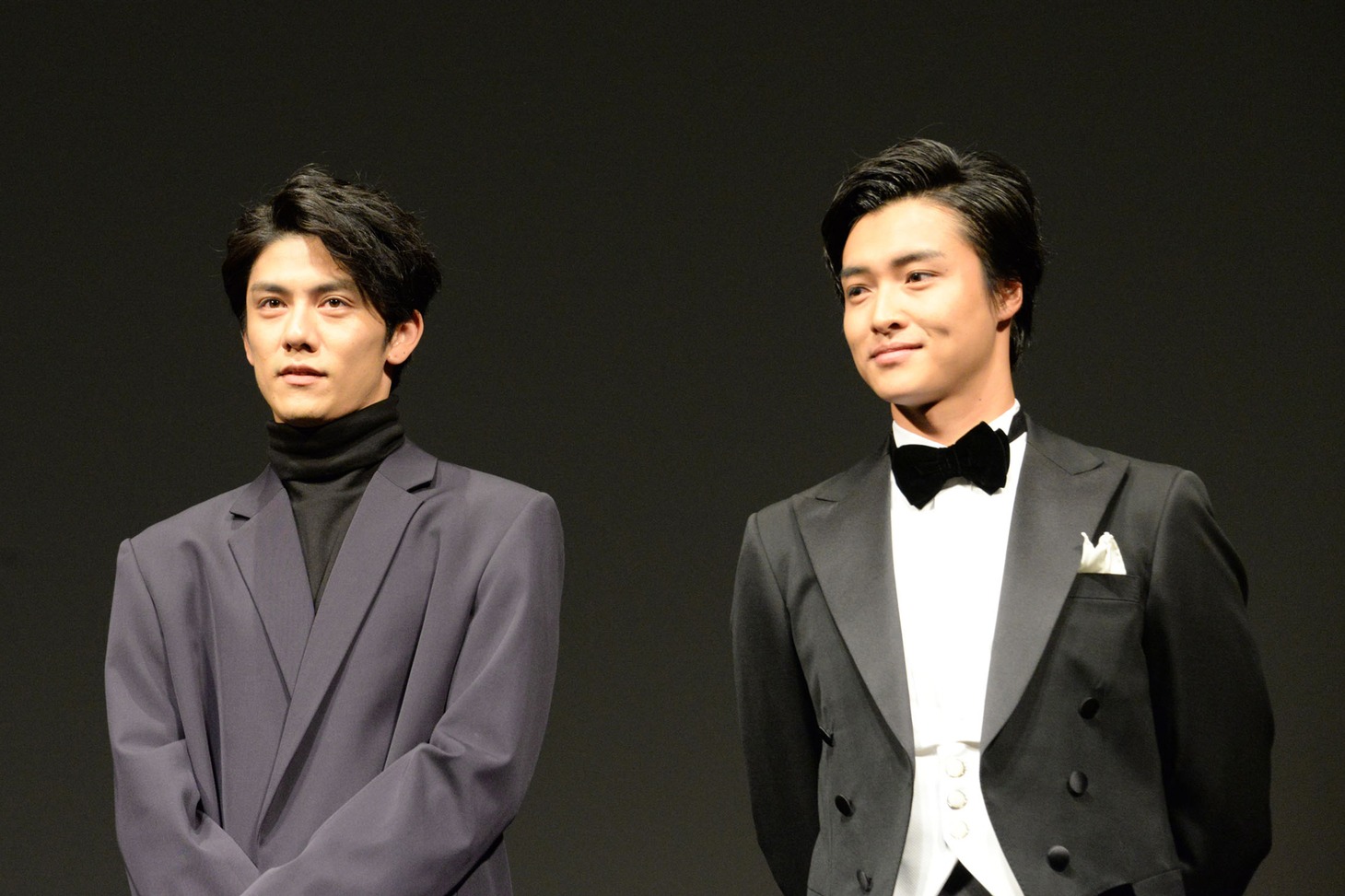左から青木玄徳、栗山航。
