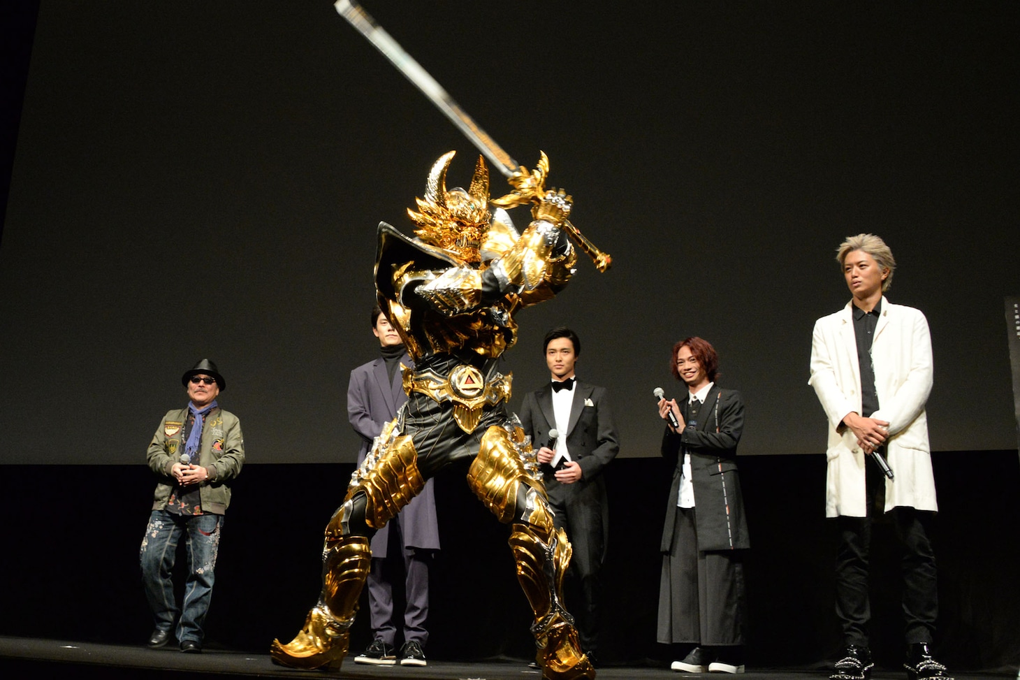 ポーズを決める黄金騎士ガロ翔（中央）。