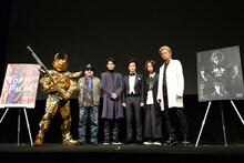 「牙狼＜GARO＞神ノ牙－KAMINOKIBA－」の舞台挨拶にて、左から黄金騎士ガロ翔、雨宮慶太、青木玄徳、栗山航、池田純矢、井上正大。