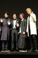 左から青木玄徳、栗山航、池田純矢、井上正大。