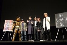 「牙狼＜GARO＞神ノ牙－KAMINOKIBA－」の舞台挨拶にて、左から黄金騎士ガロ翔、雨宮慶太、青木玄徳、栗山航、池田純矢、井上正大。