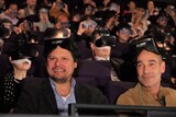 VR映像を体験したレフトリス・ハリートス（左）とジャン＝マルク・バール（右）。