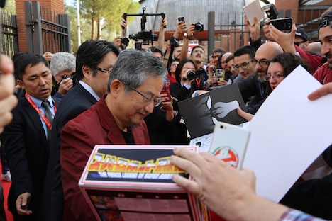 ファンと交流をする永井豪。