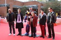 レッドカーペット上で写真撮影に応じる永井豪（中央）。