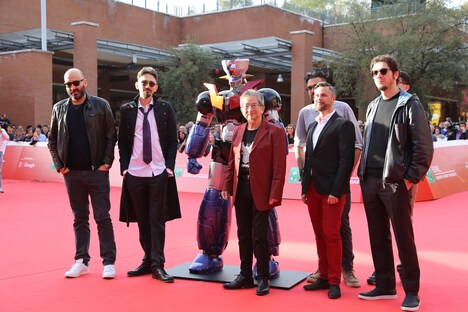 レッドカーペット上で写真撮影に応じる永井豪（中央）。