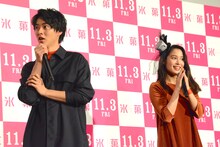 謎解き対決の勝者に飛騨牛10万円分が贈られることを知り、驚きの表情を浮かべる山崎賢人（左）と広瀬アリス（右）。