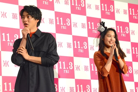 謎解き対決の勝者に飛騨牛10万円分が贈られることを知り、驚きの表情を浮かべる山崎賢人（左）と広瀬アリス（右）。