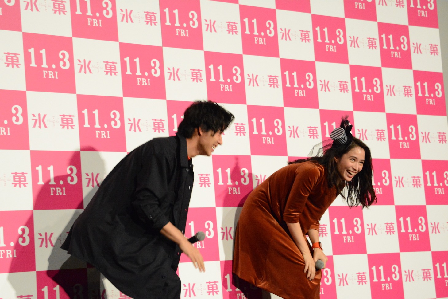 爆笑する山崎賢人（左）と広瀬アリス（右）。