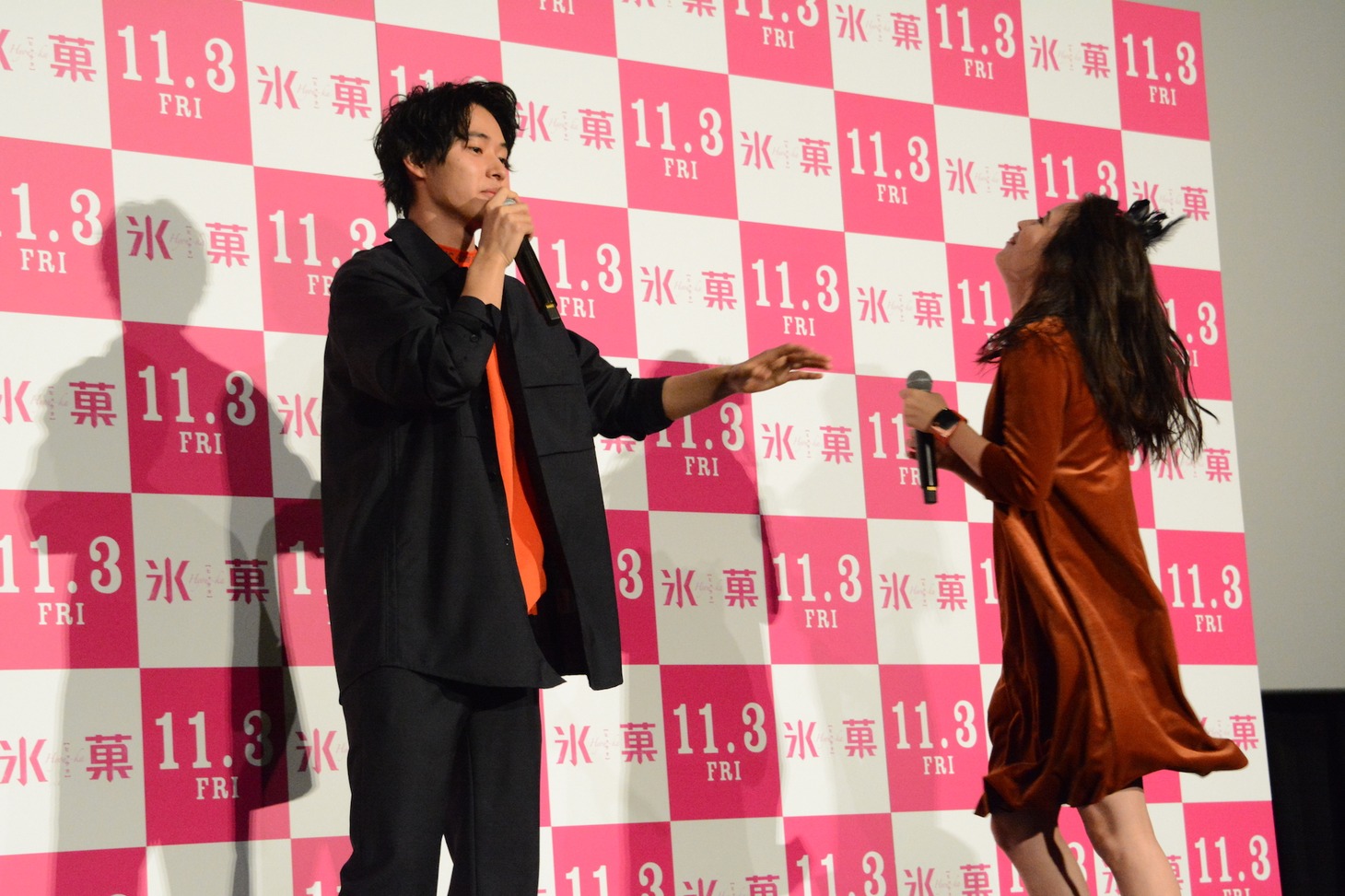 悔しがる山崎賢人（左）と広瀬アリス（右）。