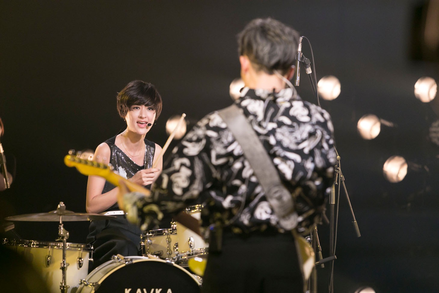 シシド・カフカとMIYAVIのセッションの様子。（写真提供：NHK）