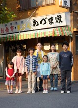 「こどもしょくどう」のキャスト。前列左から古川凛、鈴木梨央、藤本哉汰、田中千空、浅川蓮。後列左から吉岡秀隆、常盤貴子。