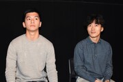 左から田中偉登、松居大悟。