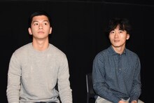 左から田中偉登、松居大悟。