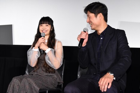 左から宮崎あおい、李相日。