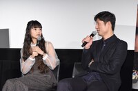 左から宮崎あおい、李相日。