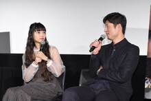 左から宮崎あおい、李相日。