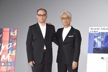 左からスティーブン・ノムラ・シブル、坂本龍一。